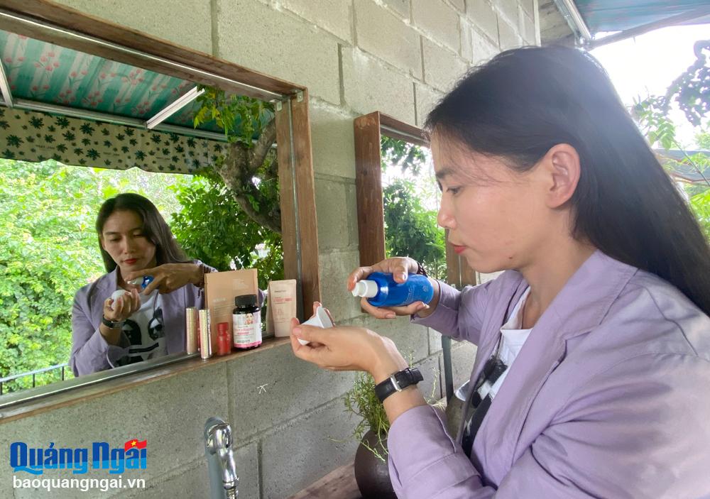 Chị Bùi Tá Trương Duyên (TP.Quảng Ngãi) thường xuyên chăm sóc da bằng các loại mỹ phẩm có nguồn gốc từ thiên nhiên.