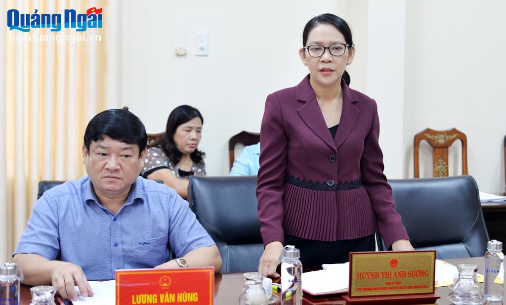 Phó Trưởng đoàn chuyên trách đoàn ĐBQH tỉnh Huỳnh Thị Ánh Sương phát biểu tại hội nghị.