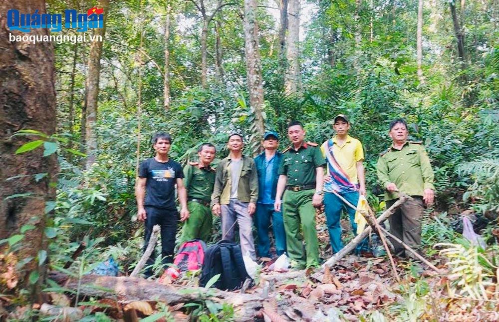 Các lực lượng chức năng xã Hành Tín Đông (Nghĩa Hành) thường xuyên tổ chức tuần tra, bảo vệ rừng cộng đồng tại khu vực giáp ranh với rừng sản xuất của người dân huyện Ba Tơ .