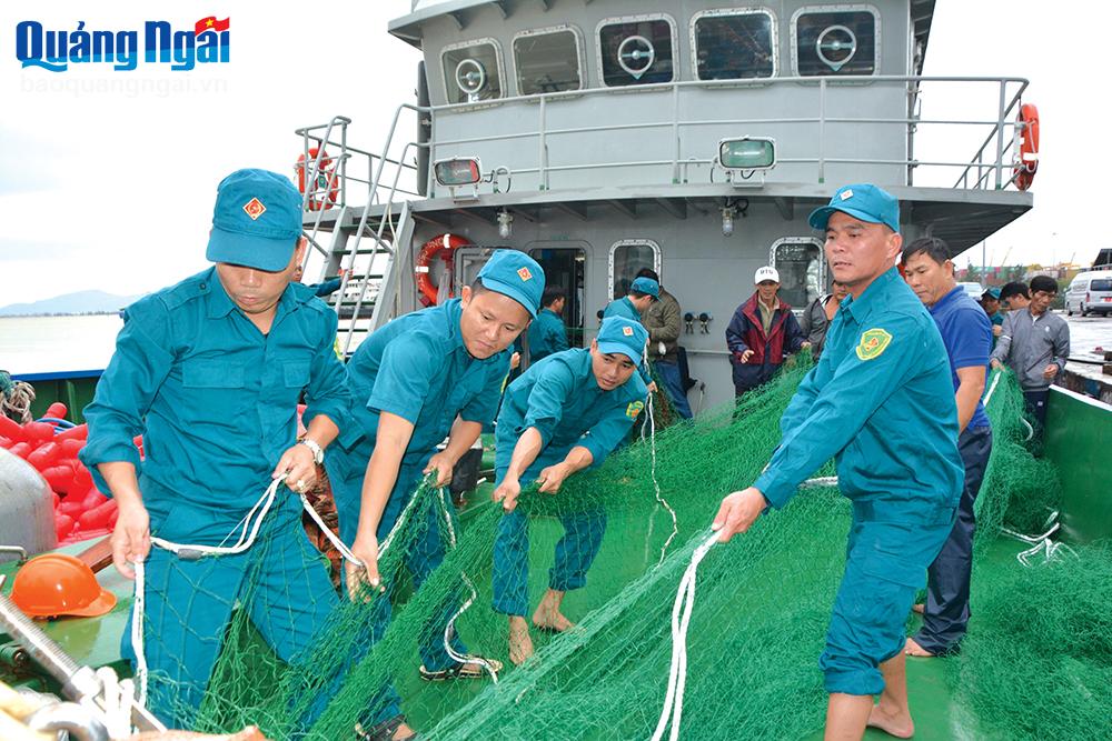 Các thuyền viên tàu lưới rê kéo lưới trên biển.