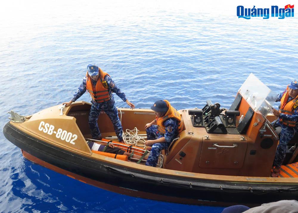 Ca nô tàu CBS 8002 tiếp cận cấp cứu ngư dân trên tàu cá có người bị nạn. Ảnh: Tàu CSB 8002 cung cấp.