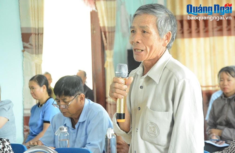 Cử tri Trần Quang Sanh, ở thôn Phúc Lâm, xã Bình An (Bình Sơn) kiến nghị tại buổi tiếp xúc cử tri. 