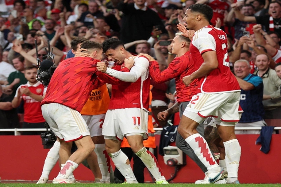 Niềm vui của các cầu thủ Arsenal sau khi ghi bàn thắng vào lưới Man City - Ảnh: REUTERS

