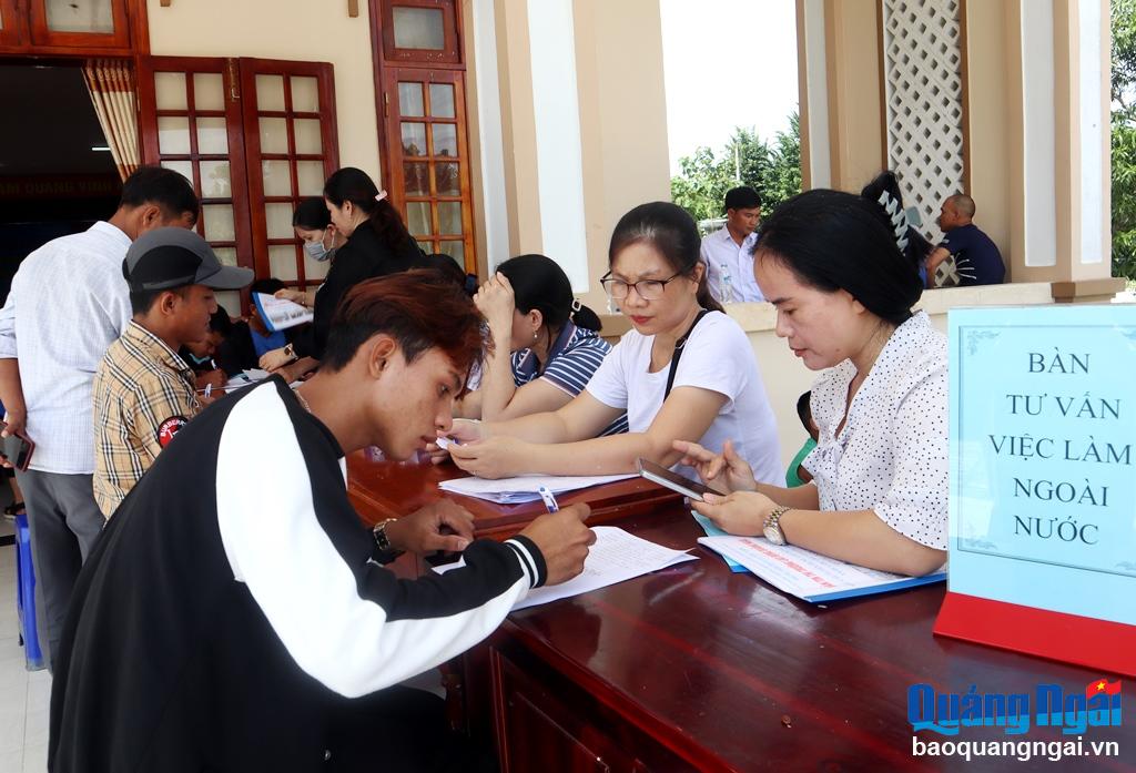 Các lao động tìm hiểu về các cơ hội việc làm tại sàn giao dịch việc làm ở huyện Minh Long.