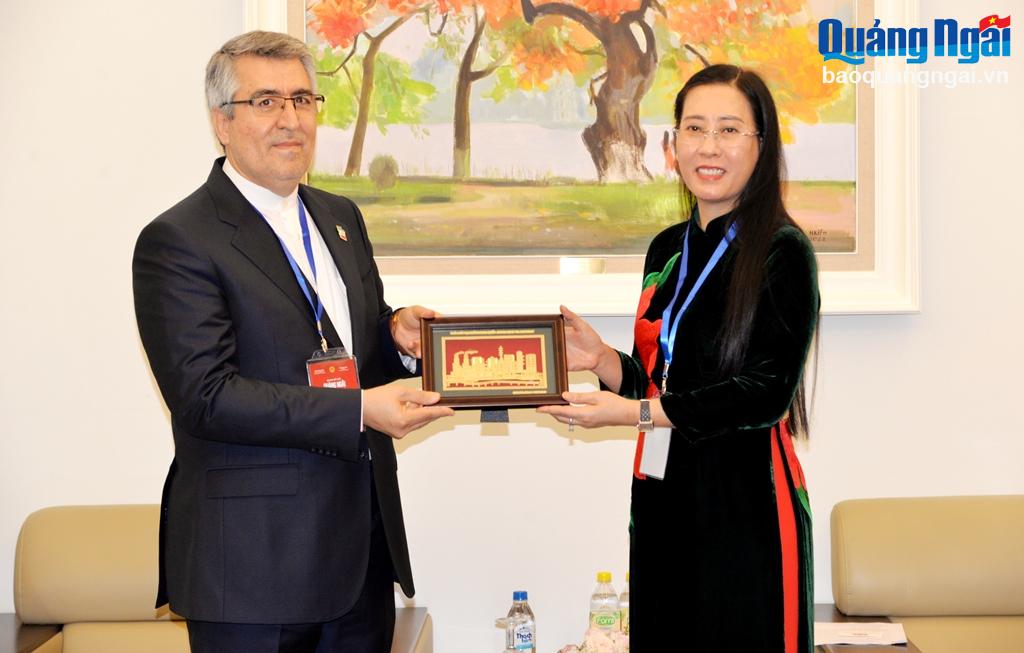 Ủy viên Trung ương Đảng, Bí thư Tỉnh ủy, Chủ tịch HĐND tỉnh Bùi Thị Quỳnh Vân trao quà lưu niệm cho Đại sứ Iran tại Việt Nam.