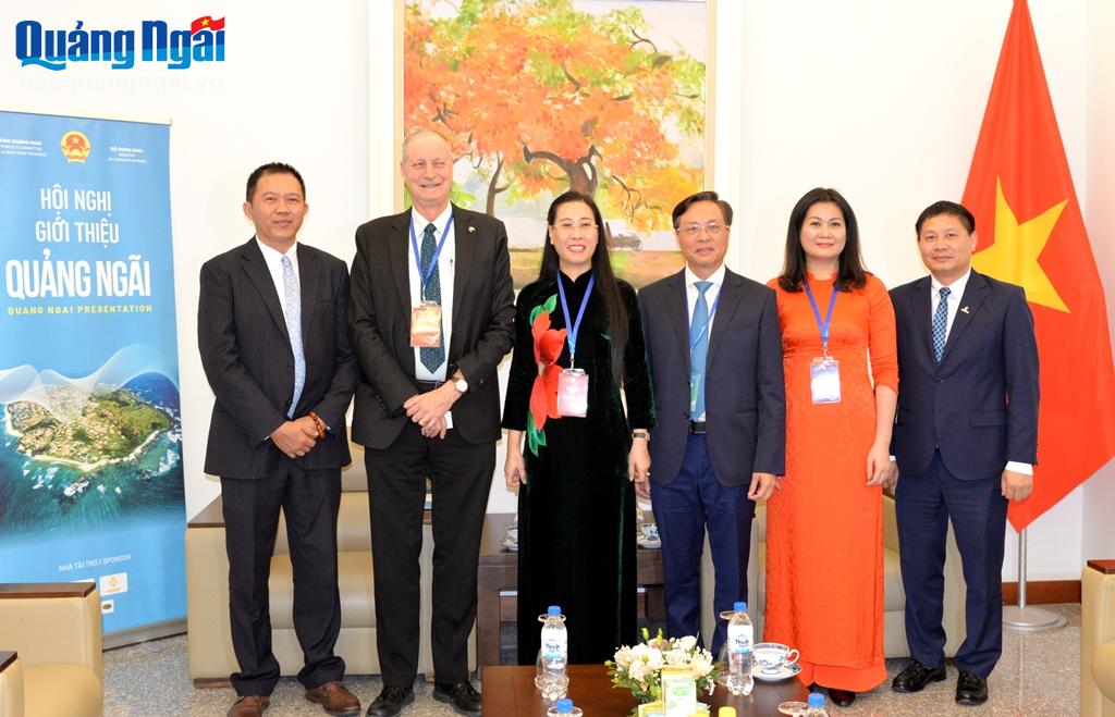 Ủy viên Trung ương Đảng, Bí thư Tỉnh ủy, Chủ tịch HĐND tỉnh Bùi Thị Quỳnh Vân chụp hình với Đại sứ Israel tại Việt Nam.
