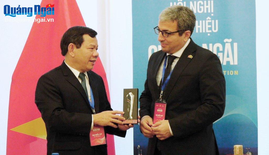 Trao quà lưu niệm cho Đại sứ Azerbaijan tại Việt Nam.