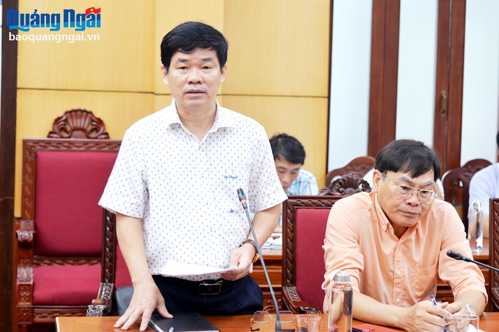 Giám đốc Sở Y tế Phạm Minh Đức báo cáo tại cuộc họp.