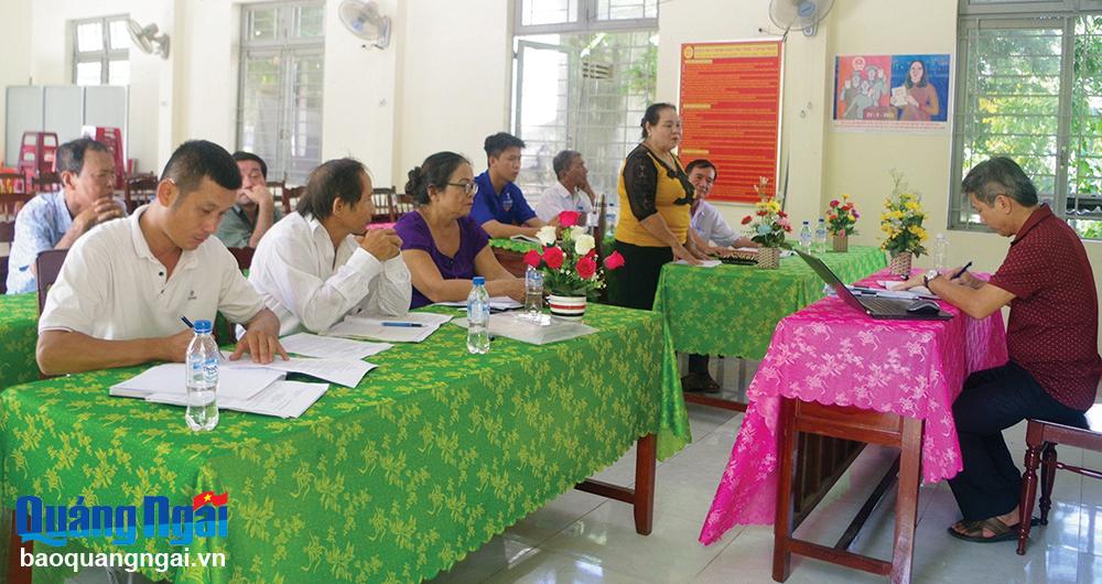 Đảng viên tham gia sinh hoạt chi bộ ở tổ dân phố 4, thị trấn Châu Ổ (Bình Sơn). 
ẢNH: THANH THUẬN