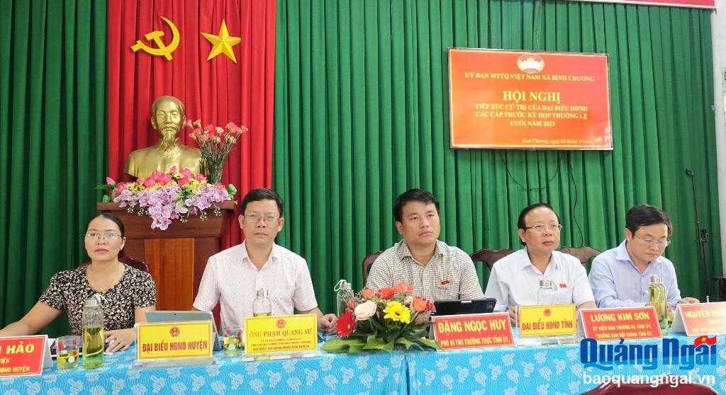 Các đại biểu HĐND tỉnh và huyện Bình Sơn tiếp xúc cử tri xã Bình Chương.