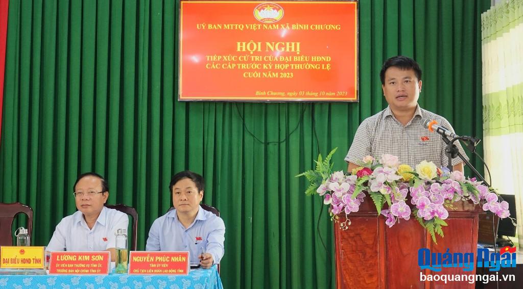 Phó Bí thư Thường trực Tỉnh ủy, Trưởng đoàn ĐBQH tỉnh Đặng Ngọc Huy trao đổi với cử tri xã Bình Chương.