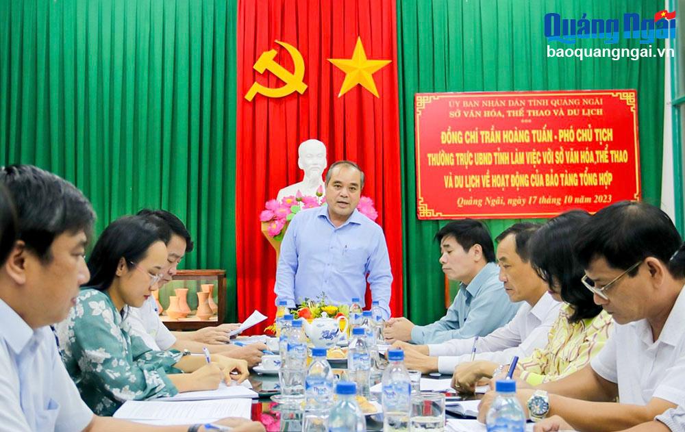 Phó Chủ tịch Thường trực UBND tỉnh Trần Hoàng Tuấn phát biểu tại cuộc họp.