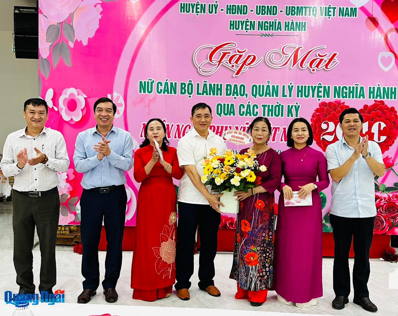 Thường trực Huyện ủy Nghĩa Hành tặng hoa chúc mừng các nữ lãnh đạo, quản lý của huyện qua các thời kỳ.