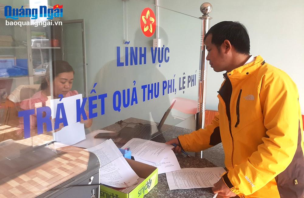 Cán bộ công chức xã Ba Nam (Ba Tơ) giải quyết thủ tục hành chính cho người dân. 
ẢNH: BS
