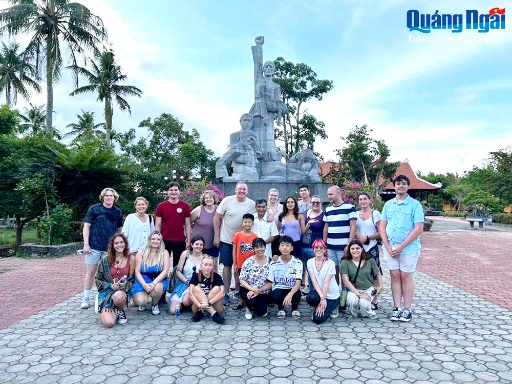 Du khách nước ngoài tham quan Khu Chứng tích 
Sơn Mỹ, ở xã Tịnh Khê (TP.Quảng Ngãi).
