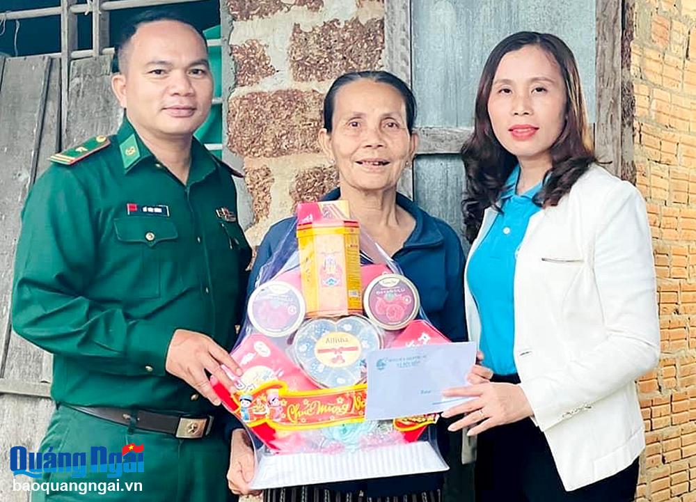 Chủ tịch Hội LHPN xã Đức Minh (Mộ Đức) Cao Thị Kim Đoàn thường xuyên kết nối với các đơn vị, nhà hảo tâm tặng quà cho người nghèo  ở địa phương. 