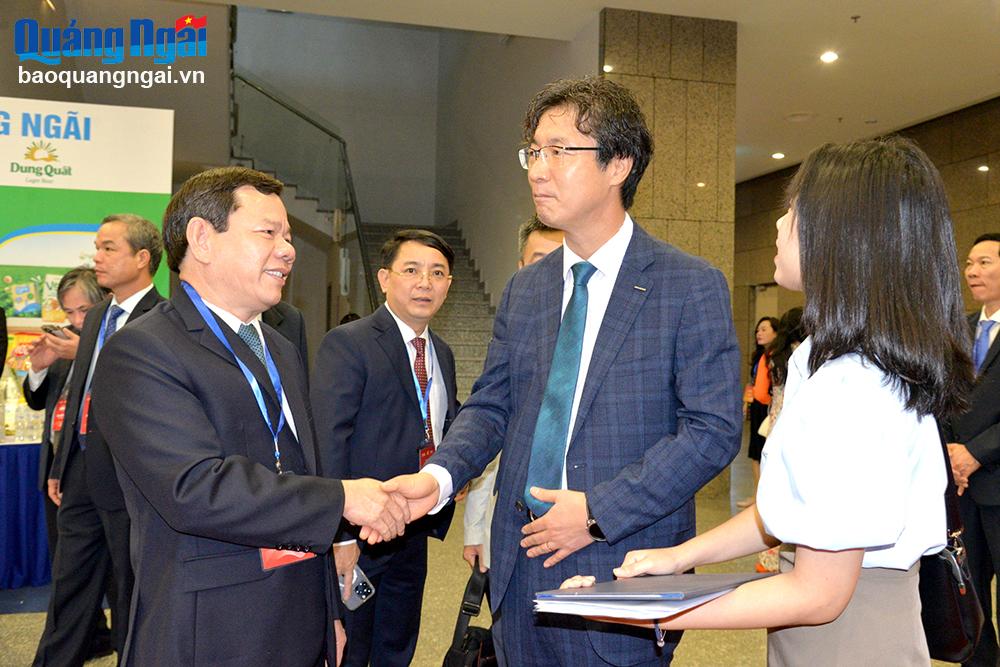 Chủ tịch UBND tỉnh Đặng Văn Minh chào xã giao, trao đổi với lãnh đạo Công ty Doosan Vina.     