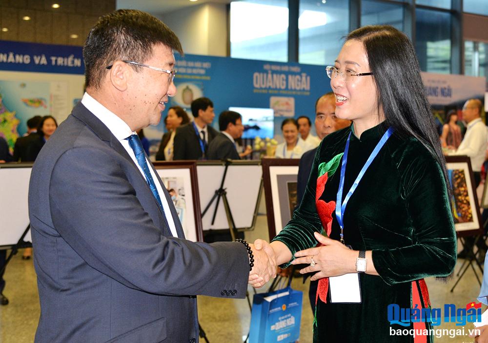 Ủy viên Trung ương Đảng, Bí thư Tỉnh ủy, Chủ tịch HĐND tỉnh Bùi Thị Quỳnh Vân chào xã giao, trao đổi với đại biểu bên lề hội nghị.