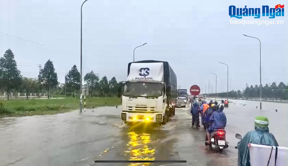 Anh Ngô Văn Nam  vừa bì bóm dắt xe máy lội nước trên Quốc lộ 1A cho biết: “Hôm nay mưa chỉ một lúc đã ngập kinh khủng”. 