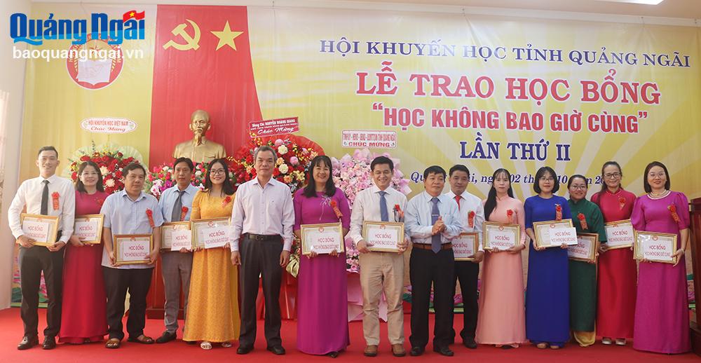 Trưởng ban Tuyên giáo Tỉnh ủy Đặng Ngọc Dũng, Chủ tịch Hội Khuyến học tỉnh Phạm Thanh Hải trao học bổng cho các cá nhân.