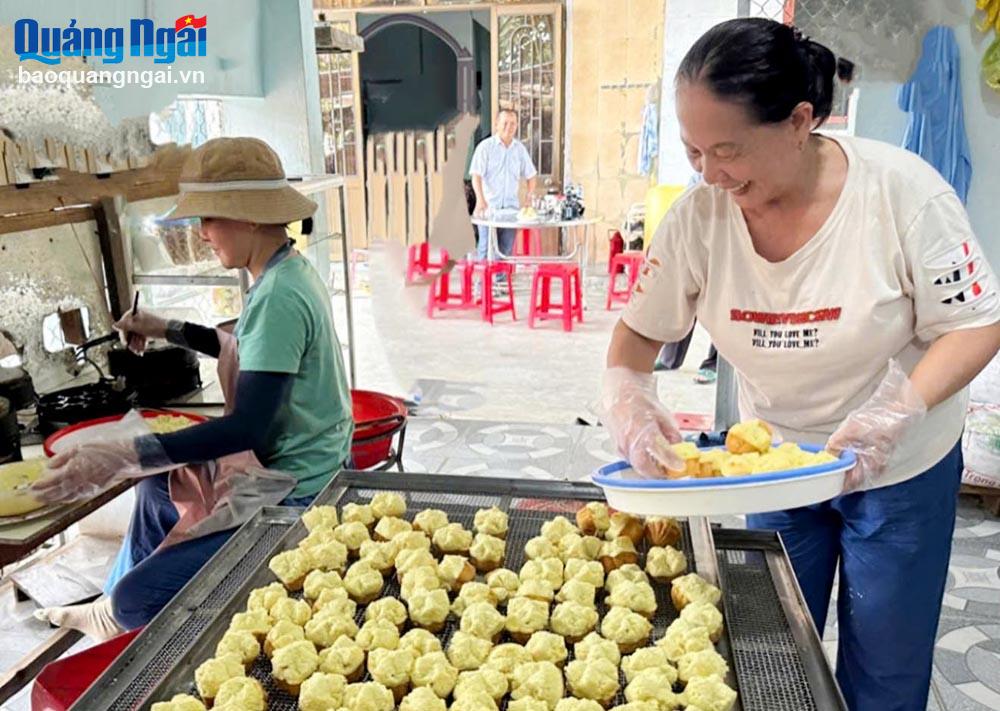 Sản xuất bánh thuẫn tại cơ sở bánh thuẫn Bảy Dậy, ở thôn Vùng 4, xã Phổ Thuận (TX.Đức Phổ).	