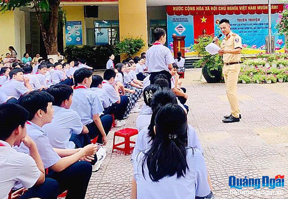 Công an TP.Quảng Ngãi tuyên truyền về trật tự an toàn giao thông tại Trường THCS Nguyễn Nghiêm (TP.Quảng Ngãi). 
Ảnh: ĐVCC