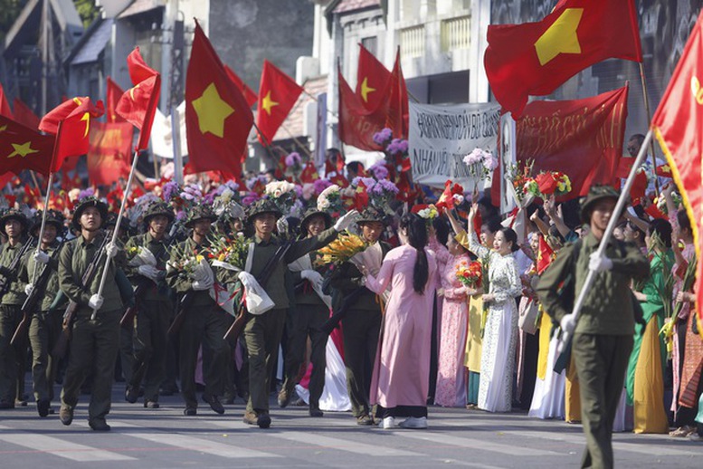 Màn thực cảnh tái hiện ngày 10/10/1954 đoàn quân giải phóng tiến về tiếp quản Thủ đô - Ảnh: VGP