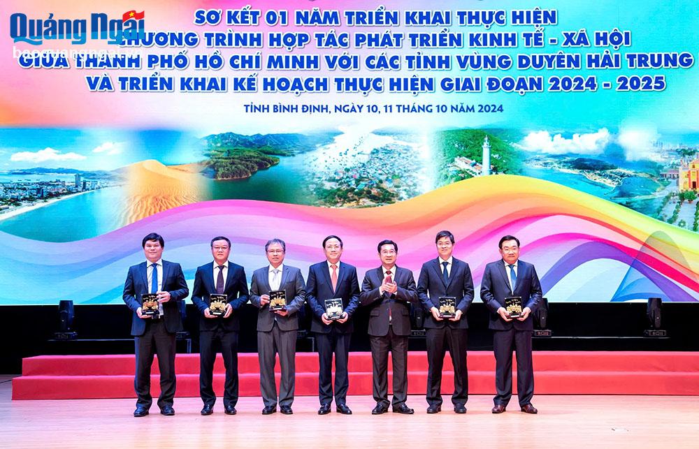 Phó Chủ tịch UBND tỉnh Trần Phước Hiền và lãnh đạo các địa phương dự Hội nghị