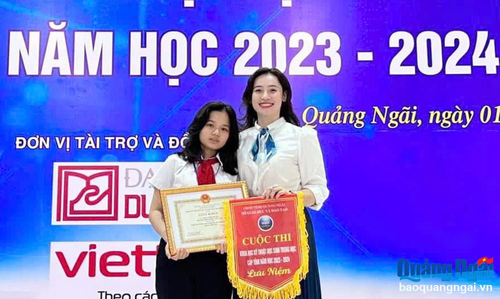 Niềm vui lớn nhất đối với cô giáo Nguyễn Thị Hồng Minh, Trường THCS
 Huỳnh Thúc Kháng (Nghĩa Hành) là thành tích mà học trò của mình đạt được.
 Ảnh: TR.PHƯƠNG