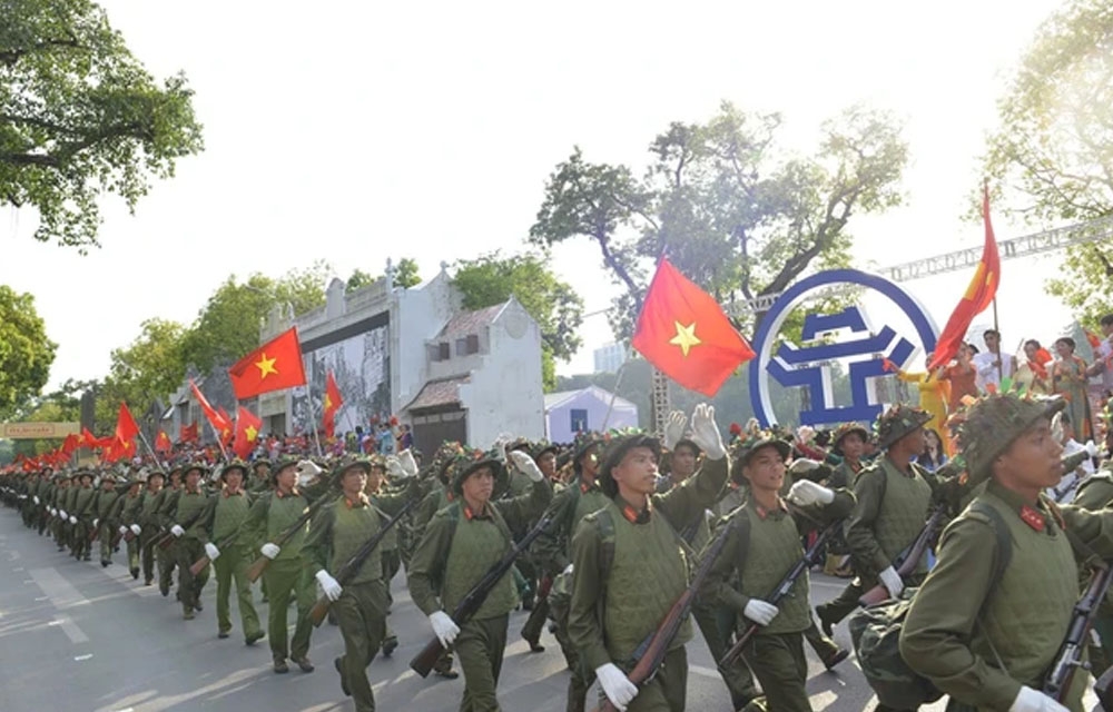 Hình ảnh đoàn quân tiếp quản Thủ đô năm 1954 được tái hiện trong chương trình “Ngày hội văn hóa vì hòa bình” ngày 4/10. Ảnh: HNM