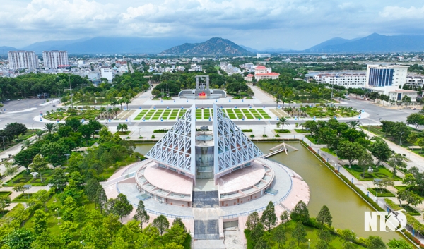 Khu vực Quảng trường 16 Tháng 4 (Tp.Phan Rang-Tháp Chàm) - Trung tâm chính trị, kinh tế, văn hóa của tỉnh Ninh Thuận.  Ảnh: Văn Nỷ