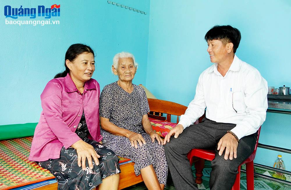 Mẹ con bà Huỳnh Thị Ba, ở tổ dân phố Văn Trường, phường Phổ Văn (TX.Đức Phổ) vui mừng khi được ở trong ngôi nhà mới.                                      Ảnh: vŨ YẾN