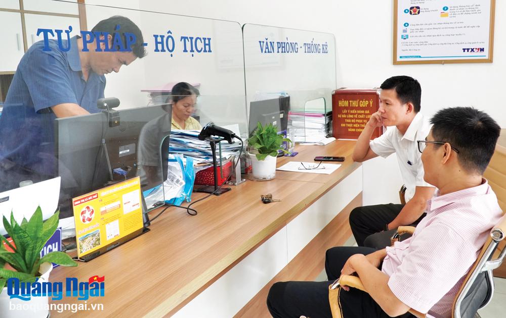 Người dân đến liên hệ giải quyết thủ tục hành chính tại bộ phận một cửa phường Nguyễn Nghiêm (TX.Đức Phổ).