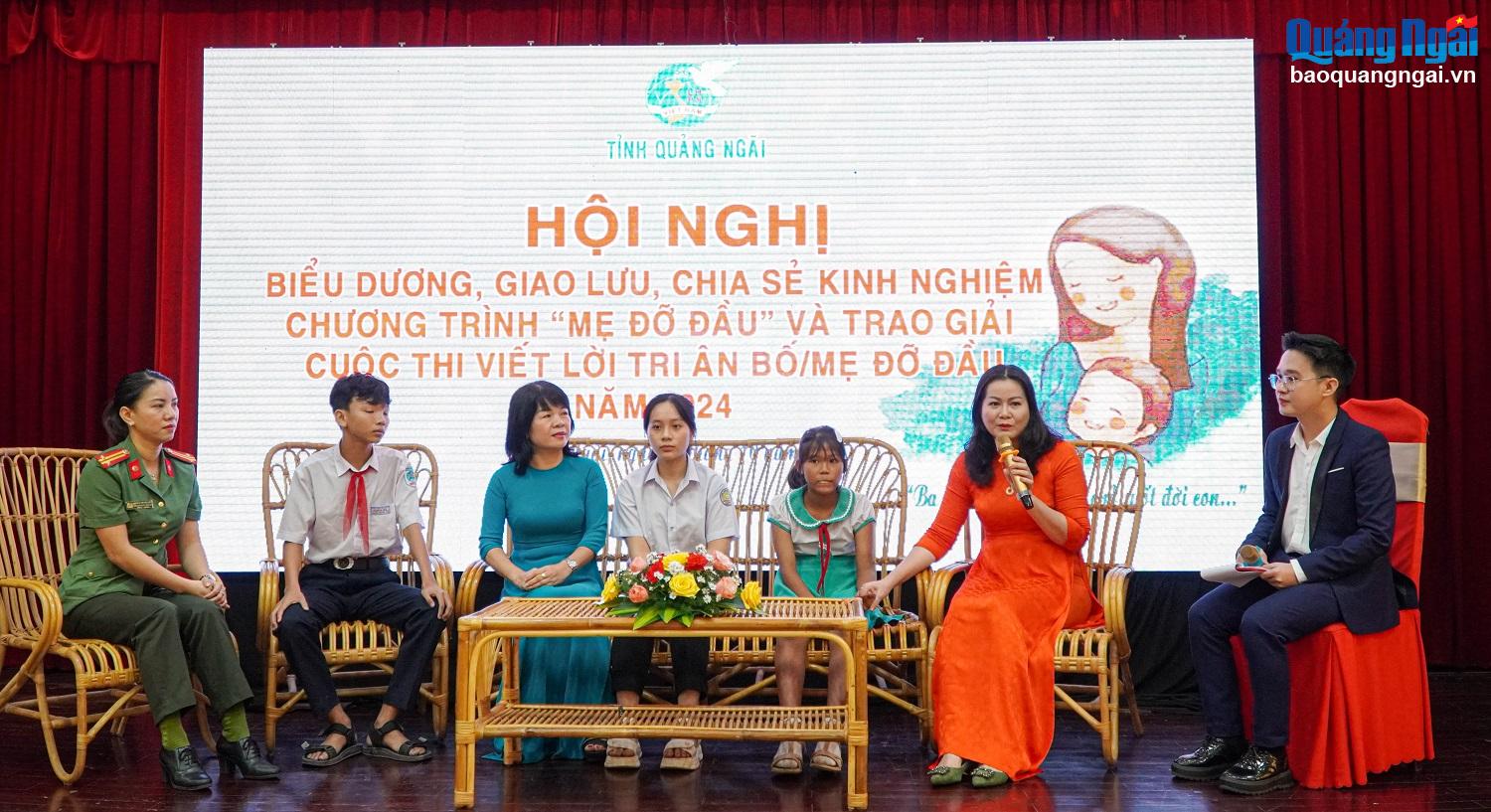 Giao lưu, chia sẻ kinh nghiệm của các gương điển hình “Mẹ đỡ đầu”.

