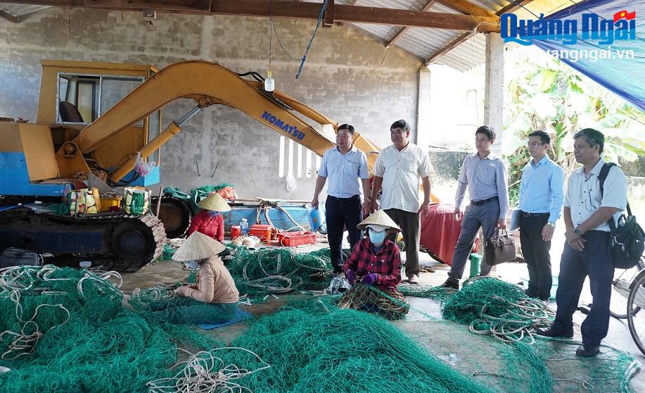 Các thành viên Đoàn giám sát HĐND tỉnh giám sát tình hình hoạt động của Hợp tác xã Dịch vụ và khai thác hải sản xa bờ Phổ Quang (TX.Đức Phổ).