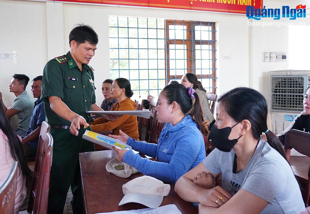 Đại diện Bộ Chỉ huy Bộ đội Biên phòng tỉnh thông tin đến ngư dân và người nhà ngư dân các kiến thức liên quan đến khai thác thủy sản trên biển.