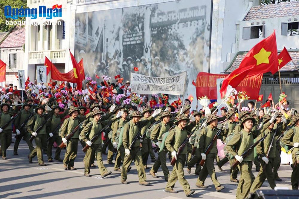 Thực cảnh tái hiện ngày 10/10/1954 đoàn quân tiến về tiếp quản Thủ đô trong Chương trình “Ngày hội Văn hóa vì hòa bình” tổ chức ngày 6/10/2024 tại Hà Nội. 
Ảnh: ĐCSVN
