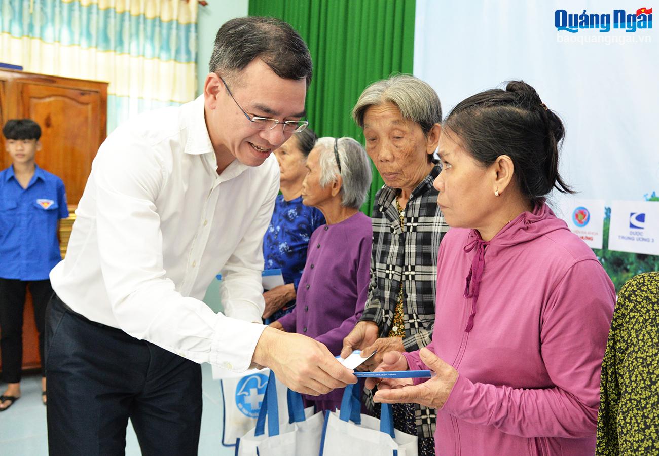 Tiến sĩ, bác sĩ Hà Anh Đức tặng quà cho các gia đình chính sách ở huyện Nghĩa Hành.