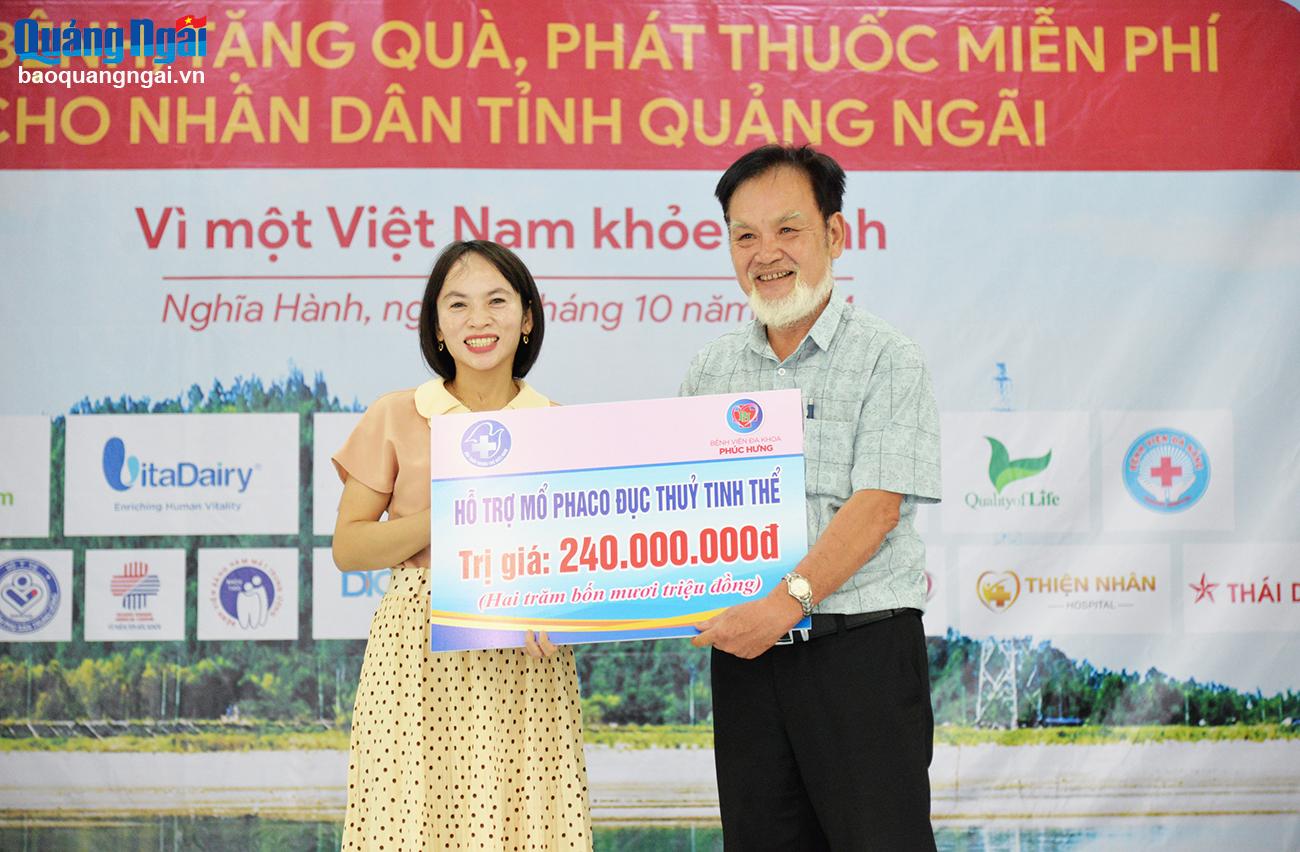 Lãnh đạo Bệnh viện Đa khoa tư nhân Phúc Hưng trao bảng tượng trưng tặng kinh phí mổ mắt bằng kỹ thuật phaco.