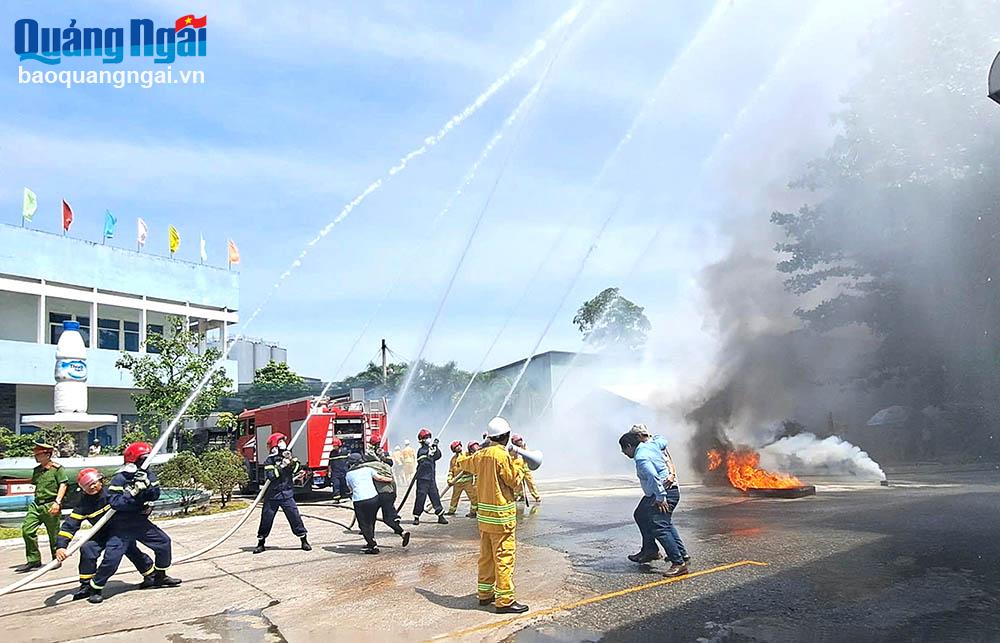 Cán bộ, công nhân tham gia diễn tập phương án chữa cháy và cứu nạn, cứu hộ tại Nhà máy Nước khoáng Thạch Bích (Công ty CP Đường Quảng Ngãi).  Ảnh: TR.ÂN