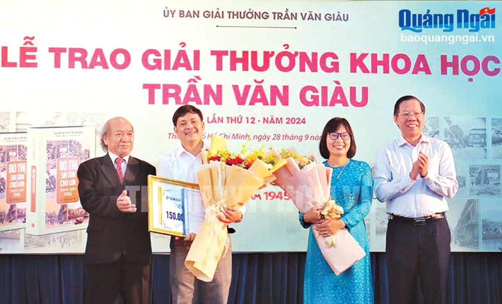 Nhóm tác giả Võ Nguyên Phong và Cù Thị Dung vinh dự nhận Giải thưởng Khoa học Trần Văn Giàu lần thứ 12 - năm 2024. 
Ảnh: PV
