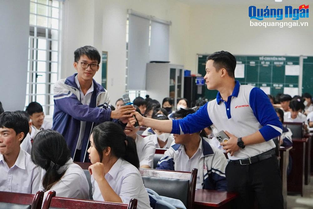 Phát động học sinh, sinh viên chấp hành pháp luật an toàn giao thông