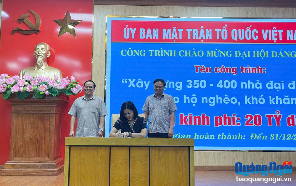 Đại diện Ủy ban MTTQ Việt Nam tỉnh ký kết thi đua.