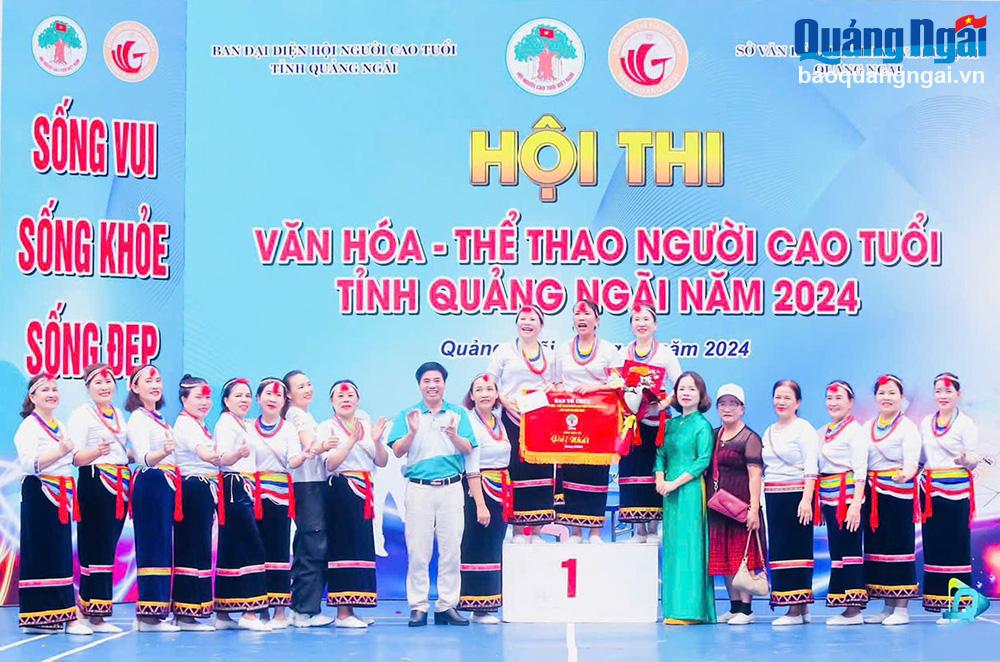 Trao giải Nhất cho Câu lạc bộ Người cao tuổi thị trấn Trà Xuân (Trà Bồng) tại Hội thi Văn hóa - Thể thao người cao tuổi tỉnh năm 2024.
                                                                                                                                                                                                                                                                    Ảnh: ĐVCC