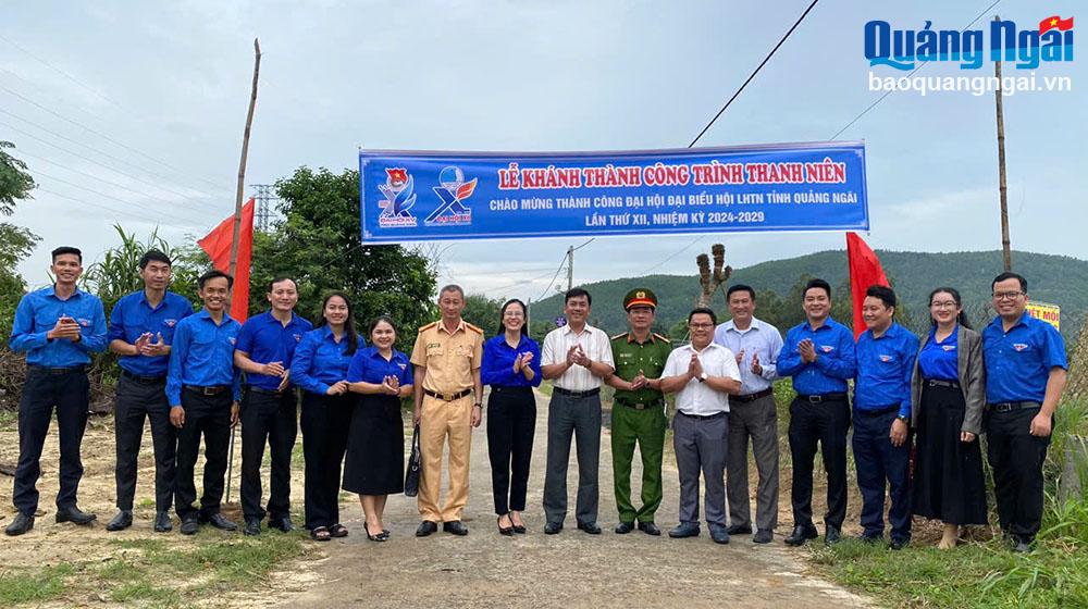 Các đại biểu bàn giao công trình tuyến đường thanh niên tuyên truyền an toàn giao thông Sáng-Xanh- Sạch- Đẹp- Đảm bảo ATGT tại thôn Vĩnh An, xã Phổ Khánh.