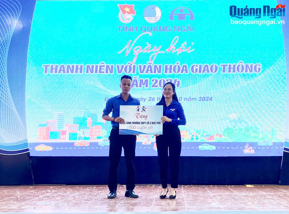 Đại diện lãnh đạo Tỉnh đoàn tặng vở cho học sinh có hoàn cảnh khó khăn của Trường THPT số 2 Đức Phổ.