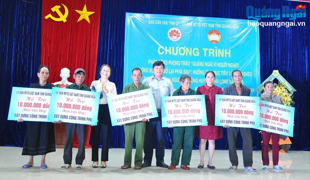 Phó Trưởng ban Thường trực ban Dân vận Tỉnh ủy Hà Thị Anh Thư và Phó Chủ tịch Ủy ban MTTQ Việt Nam tỉnh Bùi Đức Thọ cùng đơn vị tài trợ trao hỗ trợ xây dựng nhà tiêu hợp vệ sinh.