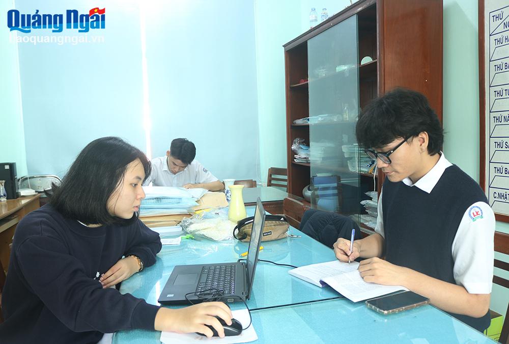Phạm Khắc Khuê (bên phải) cùng các bạn trong đội tuyển môn tiếng Anh tự học để chuẩn bị tham gia Kỳ thi chọn học sinh giỏi quốc gia THPT năm học 2023 - 2024.