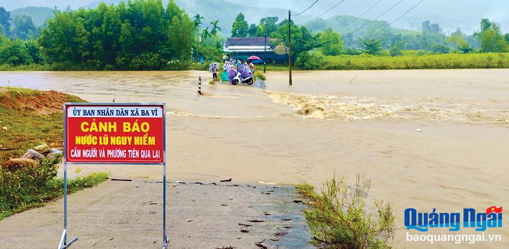 Cắm biển cảnh báo nguy hiểm khu vực nước ngập, chia cắt giao thông tại xã Ba Vì (Ba Tơ).