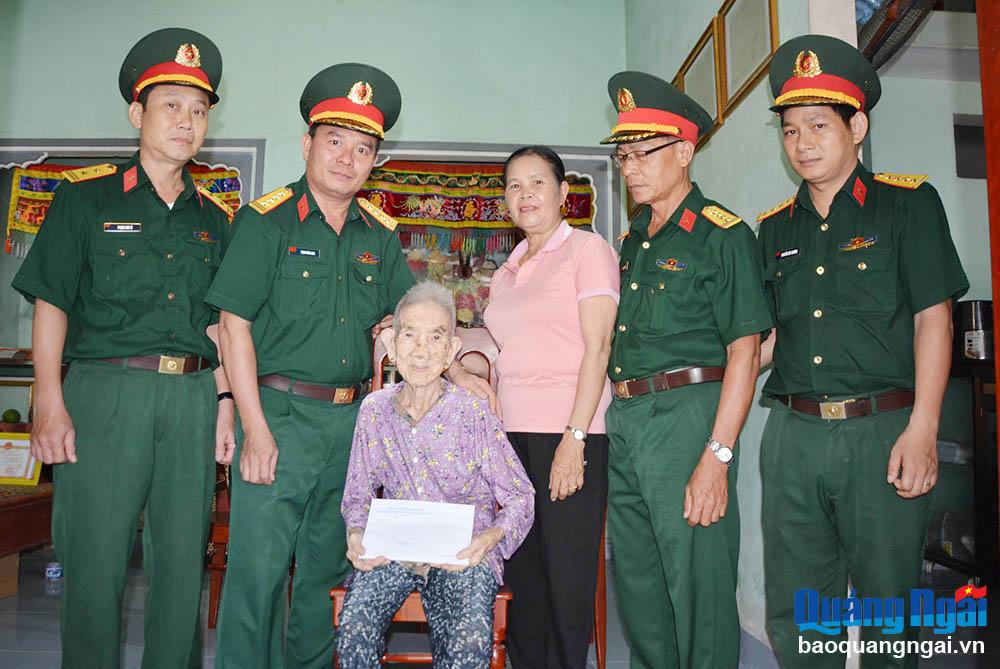 Đại tá Trịnh Công Sơn (thứ 2 bên trái) cùng cán bộ Phòng Chính trị đến thăm 
và tặng quà Mẹ Việt Nam Anh hùng  Nguyễn Thị Sành, ở thôn Phú Lễ,
 xã Bình Trung (Bình Sơn).